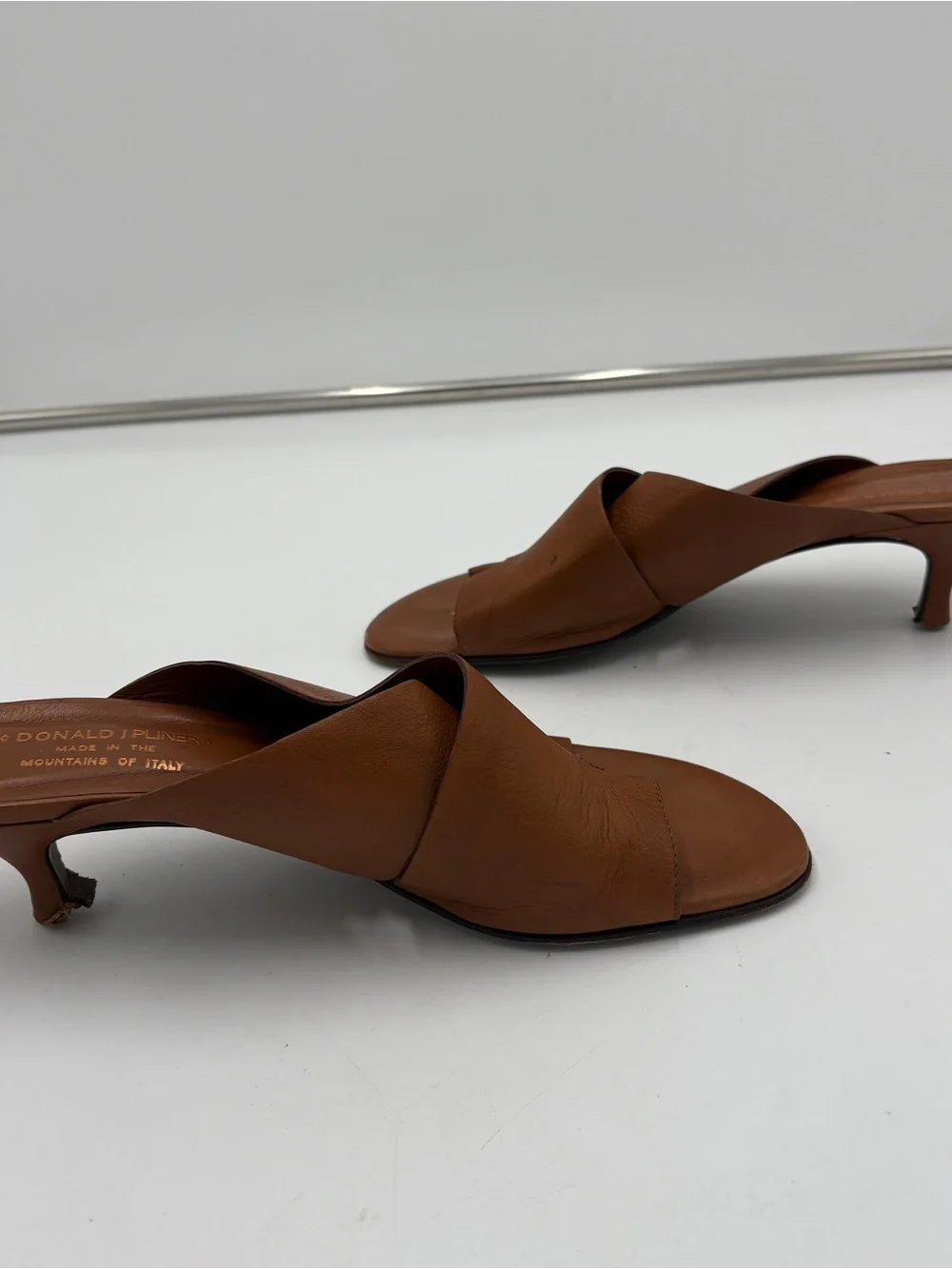 Donald J Pliner Vesta Kitten Low Heel Sandals Brown Tan Leather Women’s Size 10